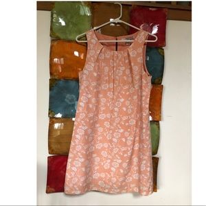 Sleeveless Dress w/ an elegant floral pattern